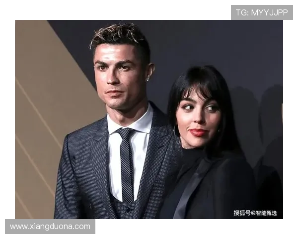 乔治娜分享与C罗及苹果CEO库克等人亲密合影引发热议